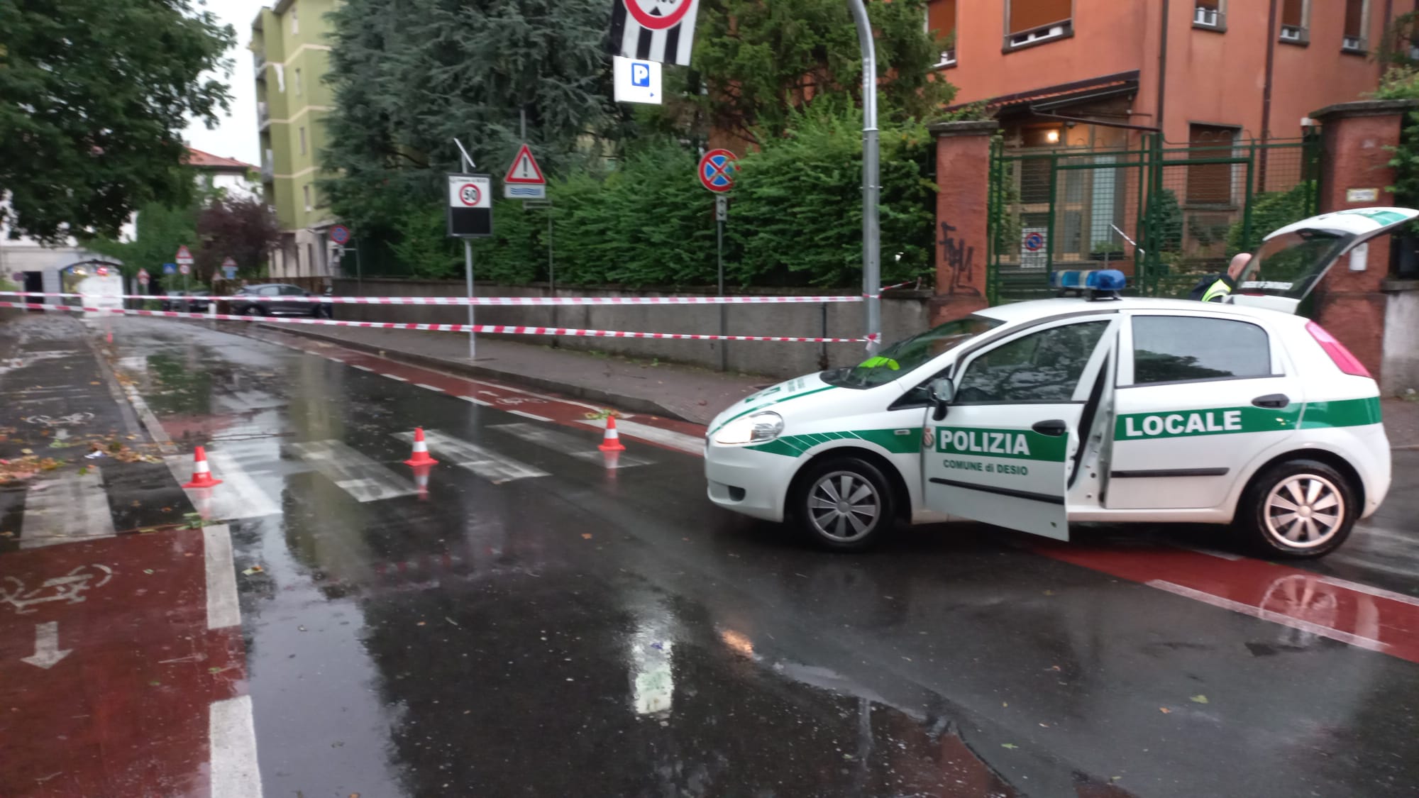 Il maltempo di questa mattina ha colpito anche Desio: Polizia Locale, Protezione Civile, Vigili del Fuoco, Gelsia Ambiente e ufficio tecnico comunale, un grande lavoro di squadra