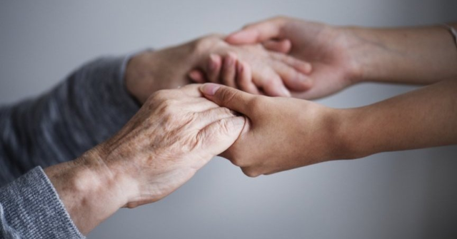 Assistere in Famiglia: online il portale che si prende cura del caregiver