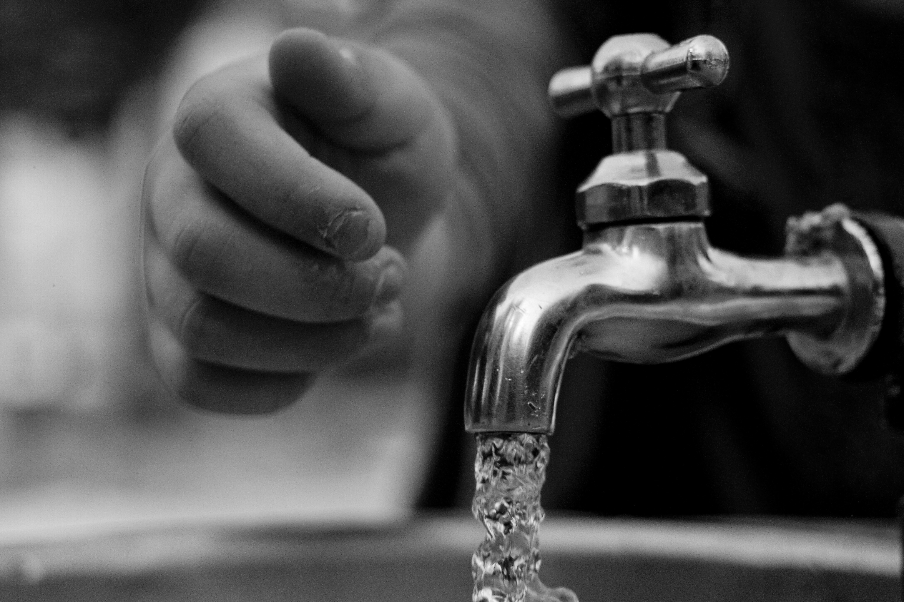 Acqua, ordinanza del sindaco: solo per lavarsi e bere