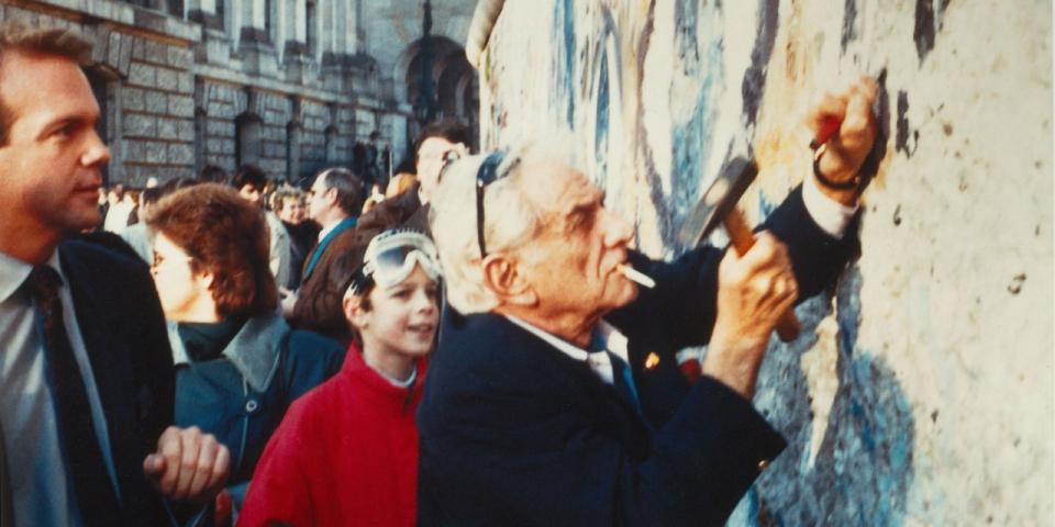 leonard_bernstein_at_the_berlin_wall__1989-1481656257-960x480